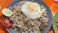 Menu Nasi Goreng Oriental seharga Rp 22.000 juga tak kalah lezat. Disajikan tanpa kecap, dan pakai telur orak-arik, sosis, bakso, dan topping telur mata sapi. Foto: detikcom/Riska Fitria