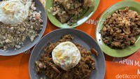 Harganya berkisar antara Rp 18.000 - Rp 30.000-an per porsi. Ada puluhan menu yang bisa dipilih, mulai dari nasi goreng, kwetiau, hingga bihun goreng. Foto: detikcom/Riska Fitria