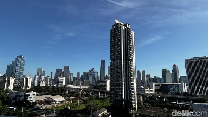 Langit Jakarta Tampak Biru Cerah Pagi Ini, Polusi Aman?