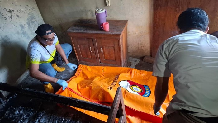 Petugas mengevakuasi jenazah lansia yang tewas terbakar di dalam rumahnya di Kelurahan Sentul Kecamatan Kepanjenkidul, Kota Blitar