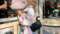 Ini pose menggemaskan Lisa BLACKPINK saat jajan permen kapas di sebuah gerai saat liburan. Permen kapasnya bahkan berukuran besar. Foto: Instagram @lalalalisa_m