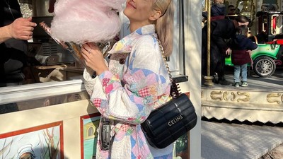 Gemas! 10 Momen Lisa BLACKPINK Jajan Permen Kapas hingga Truffle