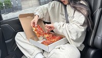 Tak kalah mencuri perhatian, ini adalah momen Lisa BLACKPINK saat mencicipi pizza ketika di perjalanan menaiki mobil. Foto: Instagram @lalalalisa_m