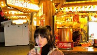 Dalam unggahan momen saat liburan di Paris, ia membagikan pose ketika mencicipi minuman di sebuah gerai. Foto: Instagram @lalalalisa_m