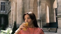 Idol Kpop asal Thailand ini sering membagikan momen liburan sambil kulineran seru. Salah satunya momen saat menikmati es jeruk di restoran keren ini. Foto: Instagram @lalalalisa_m