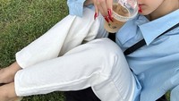 Pose Lisa BLACKPINK yang satu ini tak kalah mencuri perhatian. Menikmati hari dengan duduk santai di hamparan rumput sambil menikmati es kopi. Foto: Instagram @lalalalisa_m