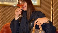 Sambil menggandeng tas bermerek, ini pose Lisa BLACKPINK saat berpose dengan segelas koktail ketika di restoran. Foto: Instagram @lalalalisa_m