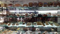 Selain itu, juga ada roti dan kue manis, seperti roti cokelat almond, roti  bloeder keju, kue soes, ontbijtkoek dan masih banyak lagi. Foto: detikcom/Riska Fitria