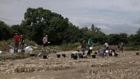 Sebuah pemakaman abad pertengahan ditemukan di dekat Bandara Cardiff. Keberadaannya terus membingungkan para arkeolog, karena misteri di sekitarnya terus bertambah.
