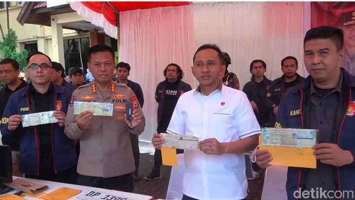 Polisi membongkar sindikat pemalsuan Surat Tanda Nomor Kendaraan (STNK) di Makassar, Sulawesi Selatan (Sulsel).