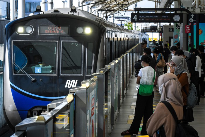 Sejumlah warga bersiap menaiki kereta moda raya terpadu (MRT) di Stasiun Blok M, Jakarta, Kamis (24/4/2025). Pemerintah Provinsi DKI Jakarta memberlakukan tarif satu rupiah pada pengguna angkutan umum MRT, LRT, dan Transjakarta dalam rangka memperingati Hari Angkutan Nasional 2025. ANTARA FOTO/Sulthony Hasanuddin/Spt.