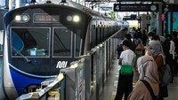Sejumlah warga bersiap menaiki kereta moda raya terpadu (MRT) di Stasiun Blok M, Jakarta, Kamis (24/4/2025).