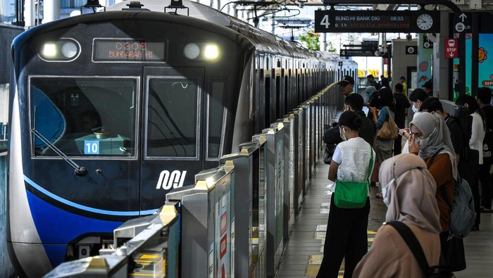 Sejumlah warga bersiap menaiki kereta moda raya terpadu (MRT) di Stasiun Blok M, Jakarta, Kamis (24/4/2025). Pemerintah Provinsi DKI Jakarta memberlakukan tarif satu rupiah pada pengguna angkutan umum MRT, LRT, dan Transjakarta dalam rangka memperingati Hari Angkutan Nasional 2025. ANTARA FOTO/Sulthony Hasanuddin/Spt.