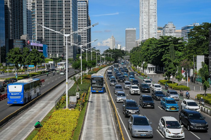 Sejumlah warga bersiap menaiki kereta moda raya terpadu (MRT) di Stasiun Blok M, Jakarta, Kamis (24/4/2025). Pemerintah Provinsi DKI Jakarta memberlakukan tarif satu rupiah pada pengguna angkutan umum MRT, LRT, dan Transjakarta dalam rangka memperingati Hari Angkutan Nasional 2025. ANTARA FOTO/Sulthony Hasanuddin/Spt.