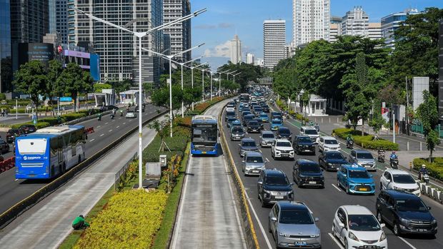 Sejumlah warga bersiap menaiki kereta moda raya terpadu (MRT) di Stasiun Blok M, Jakarta, Kamis (24/4/2025). Pemerintah Provinsi DKI Jakarta memberlakukan tarif satu rupiah pada pengguna angkutan umum MRT, LRT, dan Transjakarta dalam rangka memperingati Hari Angkutan Nasional 2025. ANTARA FOTO/Sulthony Hasanuddin/Spt.