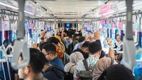 Pemerintah Provinsi DKI Jakarta memberlakukan tarif satu rupiah pada pengguna angkutan umum MRT, LRT, dan Transjakarta.