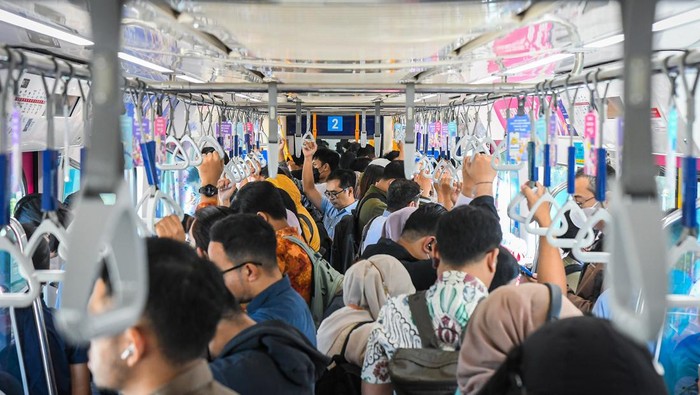 Sejumlah warga bersiap menaiki kereta moda raya terpadu (MRT) di Stasiun Blok M, Jakarta, Kamis (24/4/2025). Pemerintah Provinsi DKI Jakarta memberlakukan tarif satu rupiah pada pengguna angkutan umum MRT, LRT, dan Transjakarta dalam rangka memperingati Hari Angkutan Nasional 2025. ANTARA FOTO/Sulthony Hasanuddin/Spt.