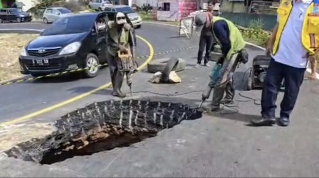 Muncul lubang runtuhan atau sinkhole di ruas Jalan Poros Maros-Bone dekat wilayah Camba atau Kappang, Kabupaten Maros, Sulawesi Selatan (Sulsel).