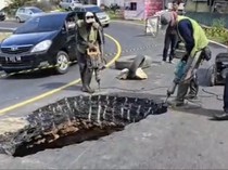 Sinkhole Muncul di Jalur Camba Maros, Polisi Minta Truk Cari Jalan Alternatif