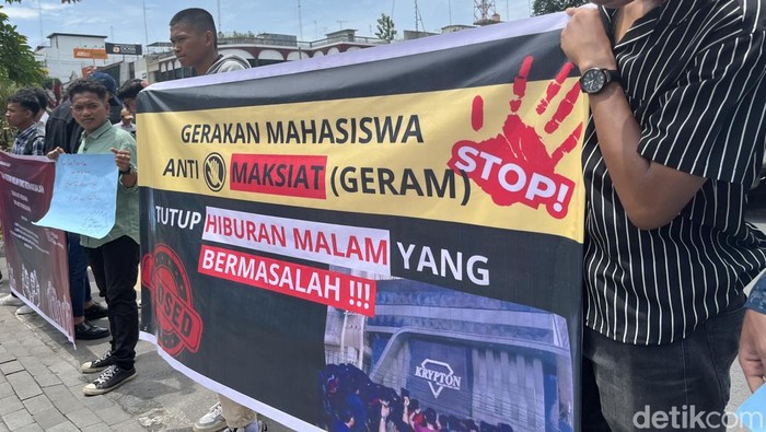 Massa aksi demo di Kantor Wali Kota Medan. (Foto: Tim detikSumut).