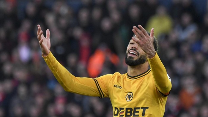 Wolverhampton Wanderers Matheus Cunha reacts after missing an opportunity to score during the English Premier League soccer match between Wolverhampton Wanderers and Arsenal at the Molineux Stadium in Wolverhampton, England, Saturday, Jan. 25, 2025. (AP Photo/Rui Vieira)