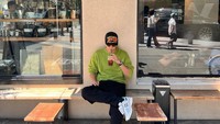 Maxime juga pernah membagikan momennya ngopi di luar negeri. Ia berpose di depan coffee shop sambil menikmati es Americano. Foto: Instagram @bouttier_maxime