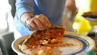 Maxime juga pernah mengunggah momennya ketika makan bersama keluarganya. Foto ini memperlihatkan sang aktor tengah mengambil pizza. Foto: Instagram @bouttier_maxime