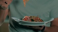 Maxime Bouttier sempat berperan sebagai Liam Hadiwiguno dalam serial The Perfect Strangers yang tayang di Vidio. Ia berperan sebagai CEO yang hobi memasak, seperti ditunjukkan sedang memasak mie nyemek. Foto: Instagram @bouttier_maxime
