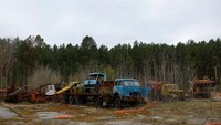 Kendaraan yang digunakan selama penanggulangan bencana di Pembangkit Listrik Tenaga Nuklir Chornobyl terlihat di kompleks perusahaan transportasi di kota terlantar Prypiat. Kendaraan itu tampak rusak dan terbengkalai.