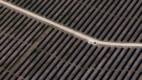 Pemandangan udara menunjukkan deretan panel surya di ladang surya di Anson, Texas, AS, 23 April 2025.  