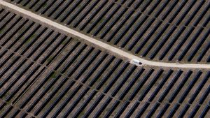 Melihat Ladang Panel Surya Anson Texas