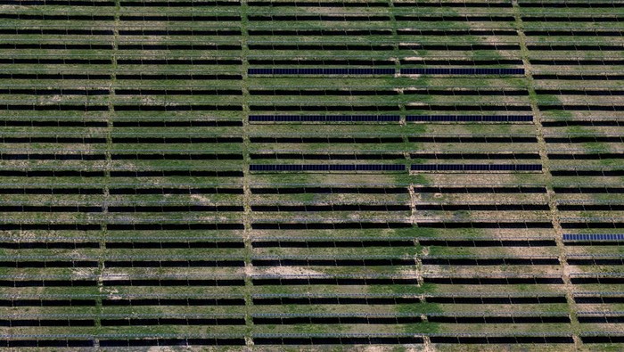 Melihat Ladang Panel Surya Anson Texas An aerial view shows rows of solar panels at a solar farm in Anson, Texas, U.S., April 23, 2025. REUTERS/Daniel Cole