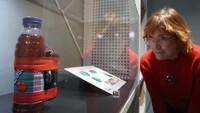 Salah satu barang yang ditampilkan adalah lemon berusia 110 tahun, yang digunakan sebagai bukti terhadap mata-mata Jerman Karl Muller, yang dieksekusi pada tahun 1915 di Menara London. Muller menggunakan sari lemon untuk menulis pesan rahasia selama Perang Dunia I. 