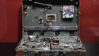 MI5: Rahasia Resmi telah dikurasi selama beberapa tahun oleh arsiparis badan tersebut sendiri, bekerja sama dengan Arsip Nasional Inggris, untuk memberi orang kesempatan melihat peralatan yang digunakan oleh mata-mata. 