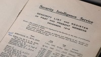 Pameran tersebut mencakup pengakuan dari agen ganda paling terkenal di Inggris, yang dikenal sebagai Cambridge Five, serta laporan pengawasan terhadap Donald Maclean dan Guy Burgess, yang menawarkan wawasan tentang beberapa kasus mata-mata paling signifikan di abad ke-20. 