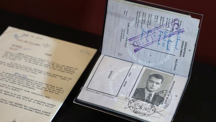 Melihat Pameran Intelijen Inggris MI5 yang Sudah Berusia 115 Tahun An employee poses as she views a D-Day landings decoy routes map and photographs of suspected spies which form part of βMI5: Official Secretsβ, a new exhibition exploring the history of the British intelligence agency, at The National Archives in London, Britain, April 1, 2025. REUTERS/Toby Melville TPX IMAGES OF THE DAY