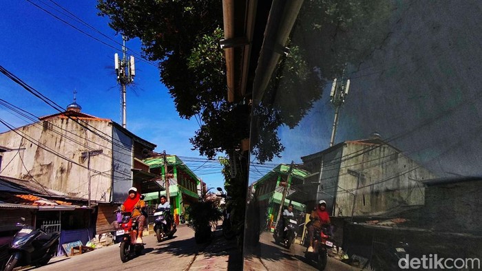 Langit Jakarta terlihat biru pada Kamis (24/4/2025) siang. Bagi Anda yang menyukai fotografi dapat mengabadikan momen ini dengan kamera atau ponsel.