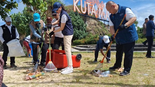 Menteri Pariwisata Widiyanti Putri Wardhana (bertopi biru) saat bersih-bersih di kawasan Pantai Kuta, Mandalika, Lombok Tengah, NTB, Kamis siang (24/4/2025).