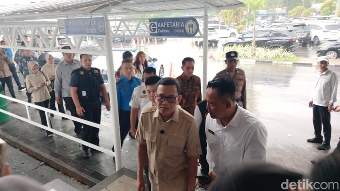 Menteri Perlindungan Pekerja Migran Indonesia (P2MI) Abdul Kadir Karding saat berkunjung ke Pelabuhan Internasional Batam Centre.(Alamudin/detikcom)