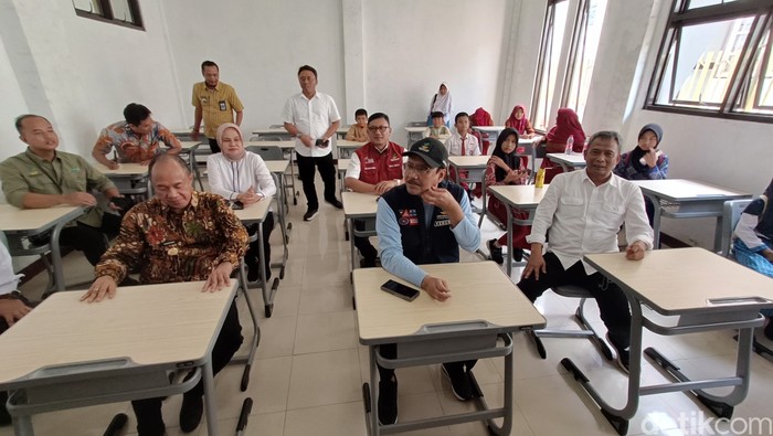 Menteri Sosial (Mensos) Saifullah Yusuf atau Gus Ipul meninjau Sekolah Rakyat di Sentra Satria Kecamatan Baturraden, Kabupaten Banyumas, Kamis (24/4/2025).