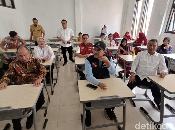 Menteri Sosial (Mensos) Saifullah Yusuf atau Gus Ipul meninjau Sekolah Rakyat di Sentra Satria Kecamatan Baturraden, Kabupaten Banyumas, Kamis (24/4/2025).
