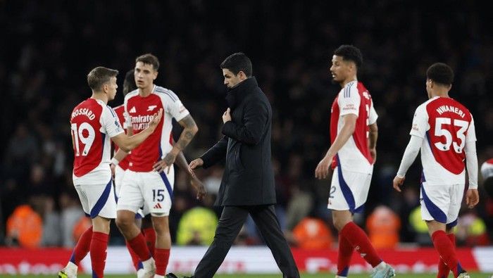 Soccer Football - Premier League - Arsenal v Crystal Palace - Emirates Stadium, London, Britain - April 23, 2025 Arsenal manager Mikel Arteta with players after the match Action Images via Reuters/Peter Cziborra EDITORIAL USE ONLY. NO USE WITH UNAUTHORIZED AUDIO, VIDEO, DATA, FIXTURE LISTS, CLUB/LEAGUE LOGOS OR LIVE SERVICES. ONLINE IN-MATCH USE LIMITED TO 120 IMAGES, NO VIDEO EMULATION. NO USE IN BETTING, GAMES OR SINGLE CLUB/LEAGUE/PLAYER PUBLICATIONS. PLEASE CONTACT YOUR ACCOUNT REPRESENTATIVE FOR FURTHER DETAILS..