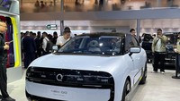 Dari tampilan eksteriornya, desain mobil ini beda total dari versi lawasnya, dengan gaya lebih futuristis, eksterior kombinasi hitam-putih, bodi membulat, grille tertutup, lampu depan geometris, dan logo QQ terbaru yang lebih kekinian. Foto: Luthfi Anshori/detikOto