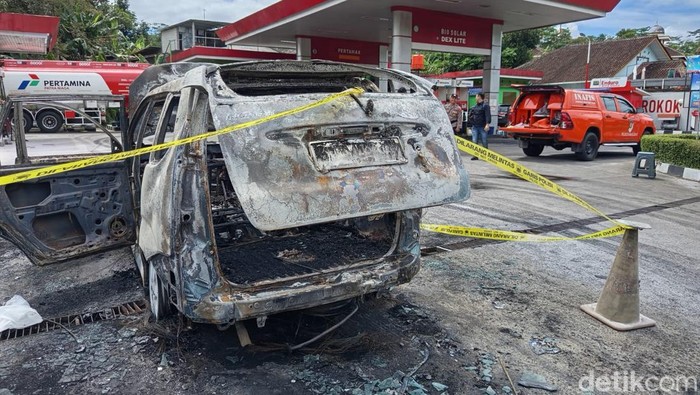 Kondisi mobil terbakar di SPBU Ngabean, Secang, Kabupaten Magelang, Kamis (24/4/2024).