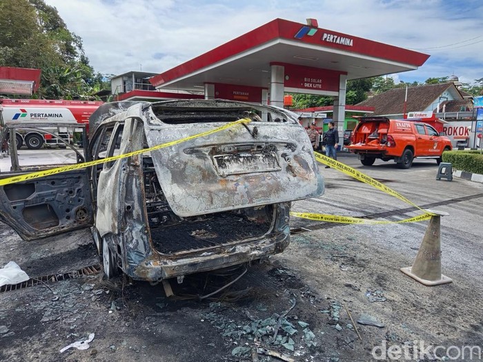 Kondisi mobil terbakar di SPBU Ngabean, Secang, Kabupaten Magelang, Kamis (24/4/2024).