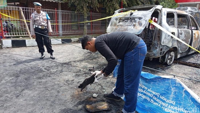 Mobil Toyota Avanza ludes terbakar di SPBU Secang, Kabupaten Magelang, Kamis (24/4/2025).