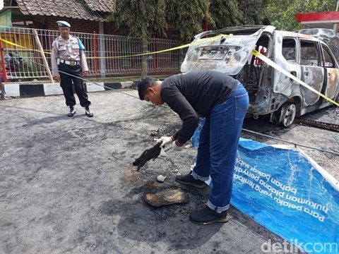 Mobil Toyota Avanza ludes terbakar di SPBU Secang, Kabupaten Magelang, Kamis (24/4/2025).