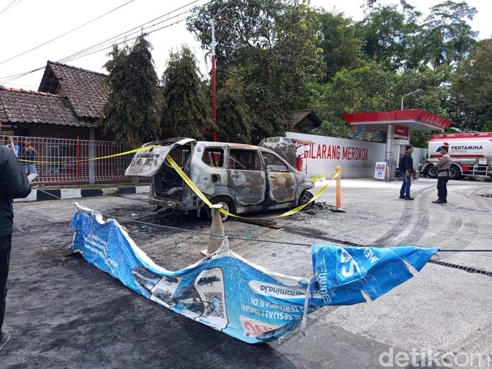 Mobil Toyota Avanza ludes terbakar di SPBU Secang, Kabupaten Magelang, Kamis (24/4/2025).