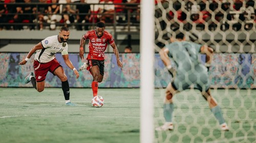 Momen saat pemain Bali United, Privat Mbarga (jersey merah), mendekati gawang PSM Makassar saat pertemuan pertama di Stadion Kapten I Wayan Dipta, Gianyar, Bali, 7 Desember 2024. (Foto: Dok. Bali United)