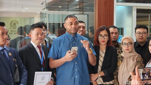 Musisi Rayen Pono melaporkan anggota DPR Ahmad Dhani ke Mahkamah Kehormatan Dewan. (Adrial Akbar/detikcom).